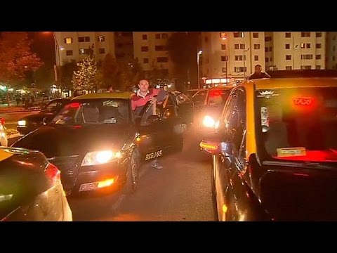 سائقو سيارات الأجرة في تشيلي يتظاهرون ضد أوبير