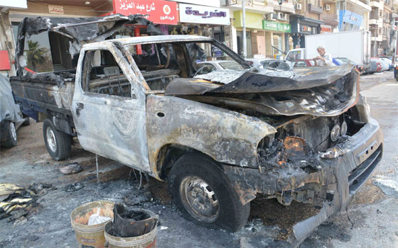 مصر اليوم - طُلاب الإخوان يحرقون سيارة شُرطة في المنصورة