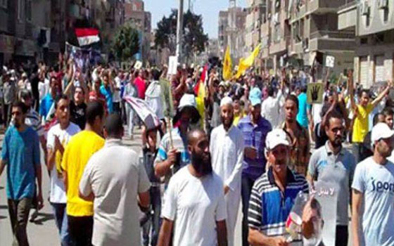   مصر اليوم - سلاسل بشريّة تنديداً بالأحكام الصّادرة ضدّ طفلين في بورسعيد