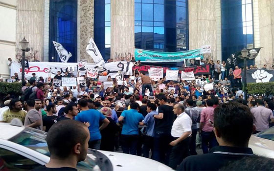   مصر اليوم - أعضاء 6 إبريل يتظاهرون احتجاجًا على حظرها