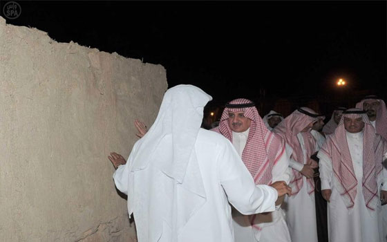   مصر اليوم - فهد بن سلطان يتجول في أحياء تيماء ويقف على آثارها التاريخية