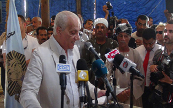   مصر اليوم - وزيرا الآثار والسياحة يفتتحان النسخة المقلّدة من مقبرة توت عنخ آمون