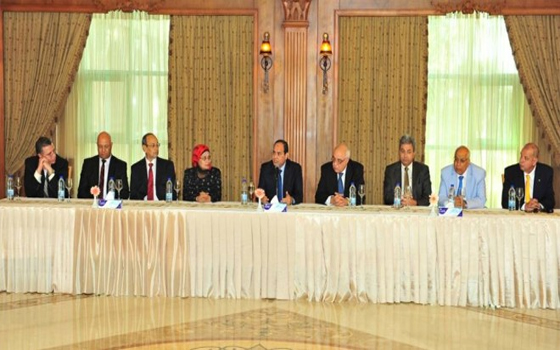   مصر اليوم - السيسي يُشير إلى أنّ من يحب مصر يجب أنّ يعيش مشكلاتها ويسعى إلى حلها