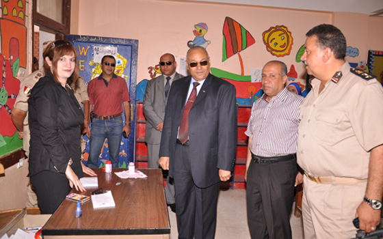 مصر اليوم - محافظ بني سويف يتفقد عددًا من اللجان الانتخابيّة