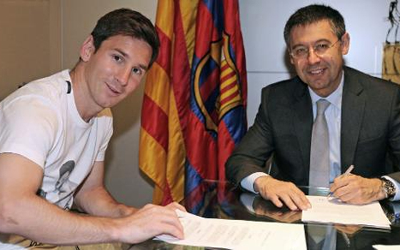 مصر اليوم - ميسي يوقع عقدًا مع برشلونة ويطلب الصفح من جمهوره