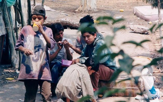 مصر اليوم - مباحث القاهرة تلقي القبض على أفراد شبكة تجنيد أطفال الشوارع