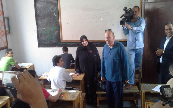 مصر اليوم - محافظ بورسعيد يتفقد سير لجان امتحانات الشهادة الإعداديّة