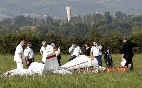   مصر اليوم - تحطم طائرة صغيرة خلال إستعراض جوي في كاليفورنيا