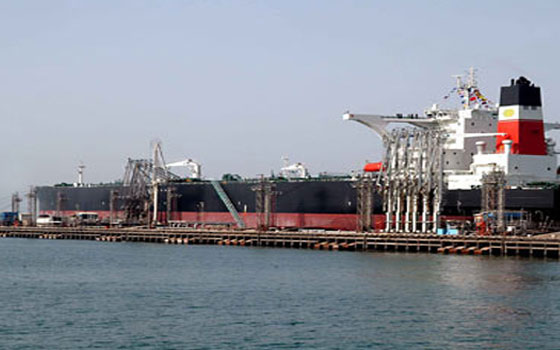   مصر اليوم - ناقلات النفط الكويتية تستلم الناقلة العملاقة الدروازة