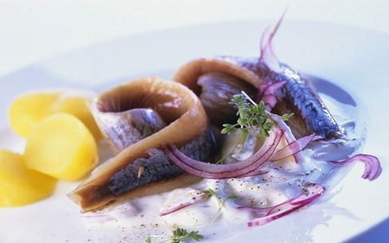   مصر اليوم - الرنجة بشرائح البصل والليمون