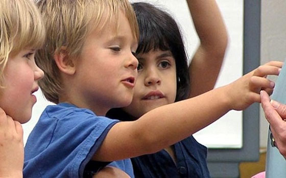 مصر اليوم - سعادة الطفل داخل أسرته تزيد ثقته بنفسه وتنميها