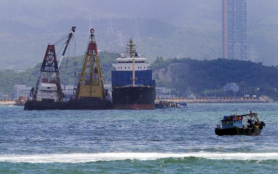   مصر اليوم - أحد عشر مفقودًا في إصطدام سفينتين قرب هونغ كونغ