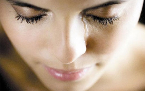   مصر اليوم - إخفاء دموع حواء يصيبها بآلام الرأس ويضعف صحتها