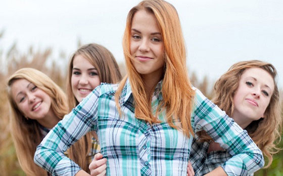   مصر اليوم - عودي نفسك على النظر في عين الشخص بثقة