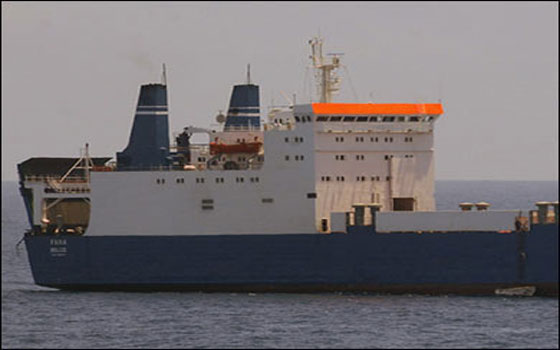   مصر اليوم - دخول سفينة الجمال المحتجزة في الأدبية بعد تأكد خلوها من كورونا