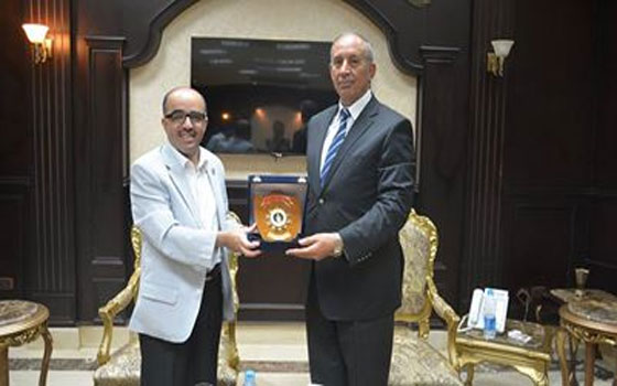   مصر اليوم - إهداء درع محافظة البحر الأحمر لرئيس منظّمة السياحة العربيّة