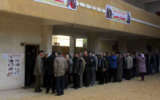 مصر اليوم - توقيف شخصين من أنصار مرسي إثر مهاجمة لجنة في بني سويف