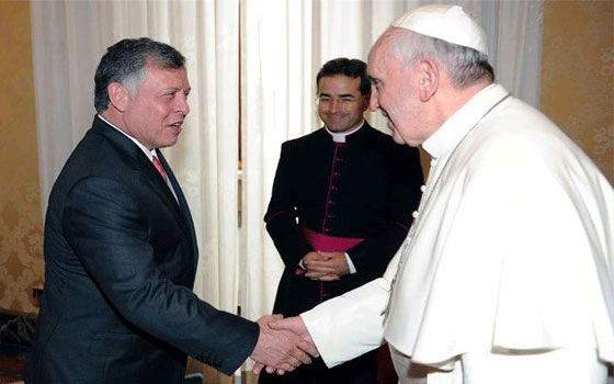   مصر اليوم - البابا فرانسيس الثاني يبدأ رحلة الحج باستقبال من طرف الملك عبدالله الثاني