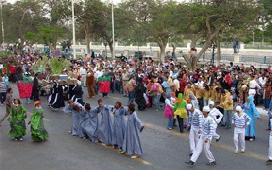   مصر اليوم - الاحتفالُ بمهرجان الفنون الشعبيّة في شارع المعز