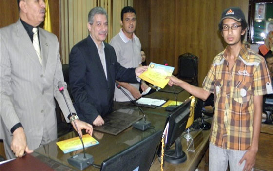   مصر اليوم - رئيس جامعة بني سويف يُكرّم الطُلاب المُبدعين
