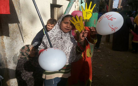   مصر اليوم - أهالي سوهاج يمسكون طالبًا أثناء طباعته عبارات مسيئة للدولة