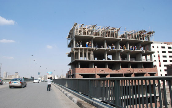 مصر اليوم - إزالة دوريّن مخالفيّن في عقار مجاور لكوبري فيّصل