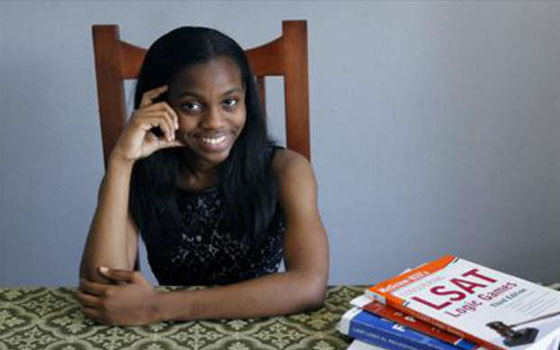 مصر اليوم - فتاة من فلوريدا تتخرج من المدرسة والجامعة في آن واحد