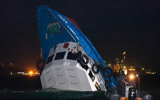 مصر اليوم - فقدان 11 بحارًا في تصادم سفينتين في هونغ كونغ