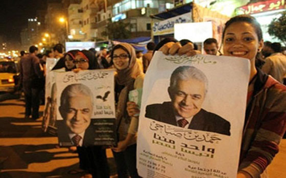 مصر اليوم - حملة صباحي تدعو لانتخابّه داخل قطار القاهرة-الصعيّد