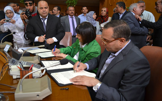   مصر اليوم - الإسماعيليَّة تُوقِّع بروتوكول مشترك مع البيئة لتحسين خدمات تدوير القمامة