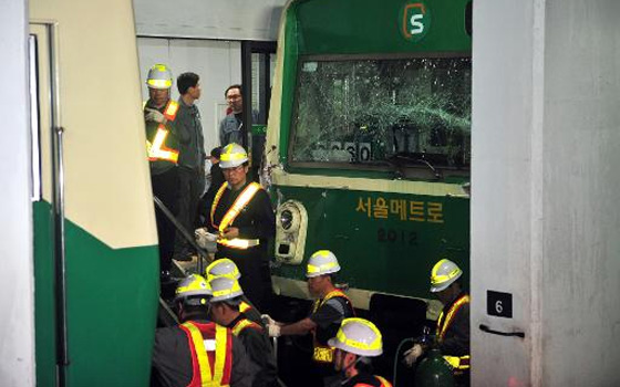   مصر اليوم - عشرات الجرحى في إصطدام قطاري أنفاق في سيول