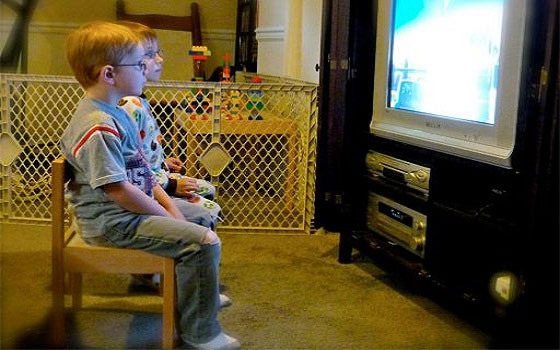 مصر اليوم - السمنة المفرطة عند الأطفال سببها مشاهدة التلفزيون والكمبيوتر