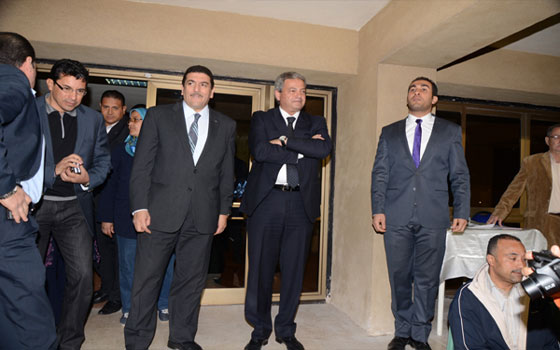   مصر اليوم - زعزوع يتلقى تقريرًا عن أداء قطاعي البحوث والأنشطة السياحيّة