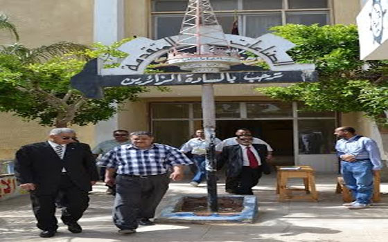   مصر اليوم - مُحافظ السويس يتفقد لجان امتحانات الدبلومات في السويس