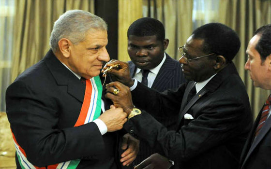   مصر اليوم - محلب يؤدى صلاة الجمعة بأحد مساجد غينيا الاستوائية