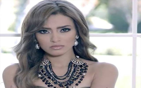   مصر اليوم - كارمن سليّمان تُقدم تعازيّها إلى عائلة أديّب في وفاة والدّتهم