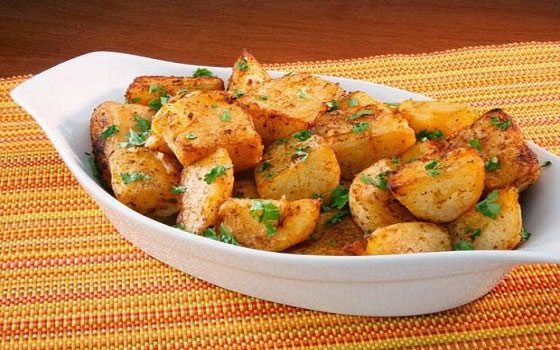   مصر اليوم - قطع البطاطا المشوية مع الزعتر