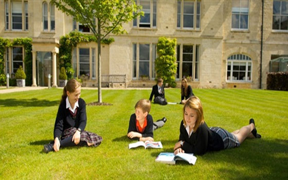   مصر اليوم - دعوة رسمية للأولاد بارتداء التنورة في المدارس الفرنسية