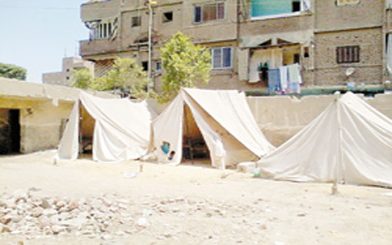   مصر اليوم - نصب خيم إيواء لأصحاب المنازل المحترقة في سوهاج