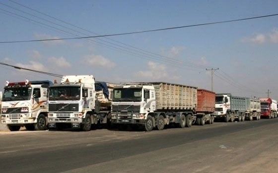   مصر اليوم - إدخال 330 شاحنة عبر أبو سالم الأربعاء