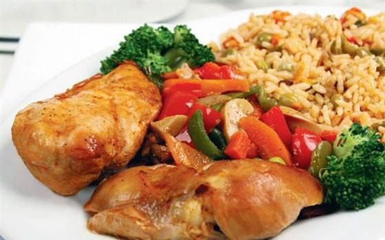   مصر اليوم - دجاج بصوص الطماطم مع الأرز الأحمر