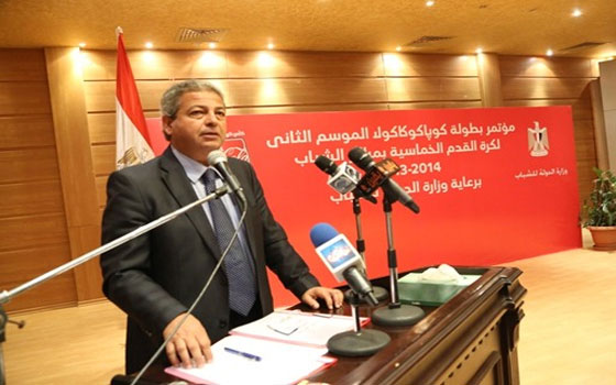   مصر اليوم - وزير الرياضة يتسلم درع تذكاري من محافظ بورسعيد ورئيس المصري