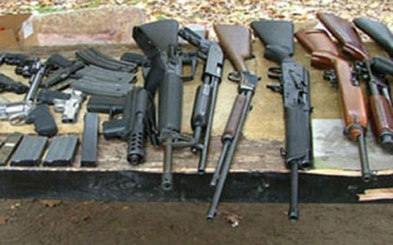   مصر اليوم - القبض على تاجر أسلحة ناريّة ومواد مخدرة في سوهاج