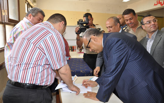 مصر اليوم - محافظ بني سويف يدلي بصوته في الانتخابات الرئاسيّة