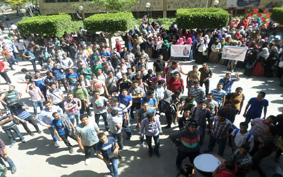 مصر اليوم - وقفة اتجاجية للمطالبة بالسماح للطلاب المعتقلين بتأدية الامتحانات
