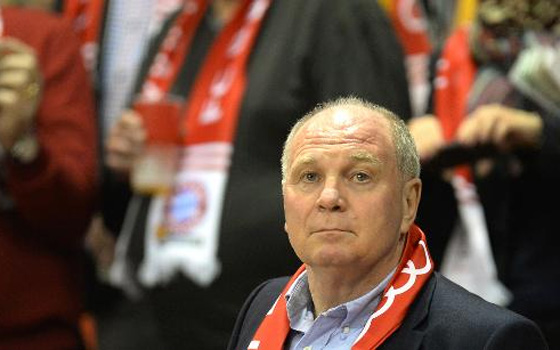   مصر اليوم - سحب أسم هونيس من متحف المشاهير الألماني