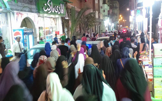 مصر اليوم - نساء الإخوان يهتفن ضدّ السّيسي في مسيرة في السويس