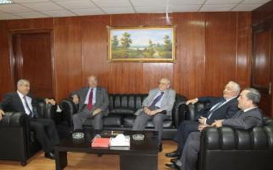 مصر اليوم - حناوي يبحث مع وفد موزعي الشبكات بث مباريات كأس العالم