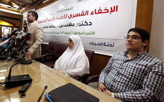 مصر اليوم - مرسي لم يفرج إلا عن المعتقلين دون سند قانوني