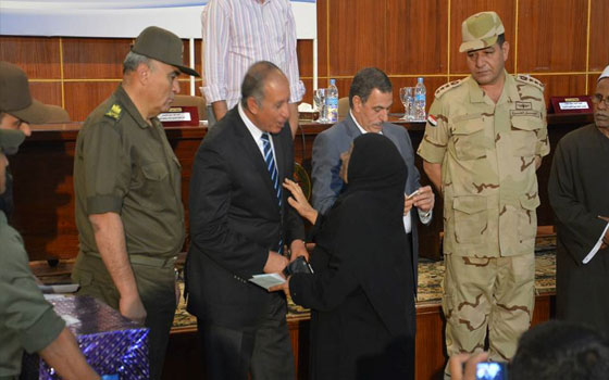   مصر اليوم - محافظ البحر الأحمر يُكرم أسر الشهدء والمحاربين القدامى